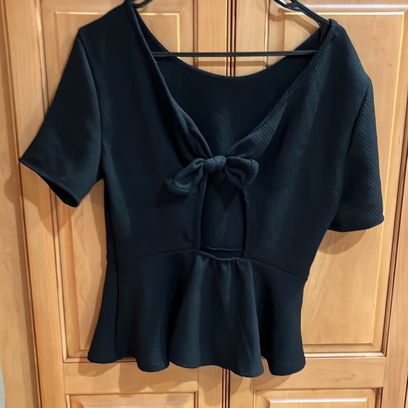 Ladies blk  short sleeve 14TH & Union shirt with peep hole and bow on the back. - Picture 2 of 2